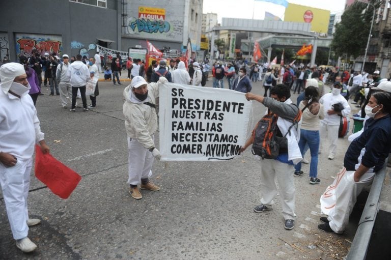 Primera movilización en el Puente Pueyrredón en medio de la cuarentena. (Fotos Clarin)