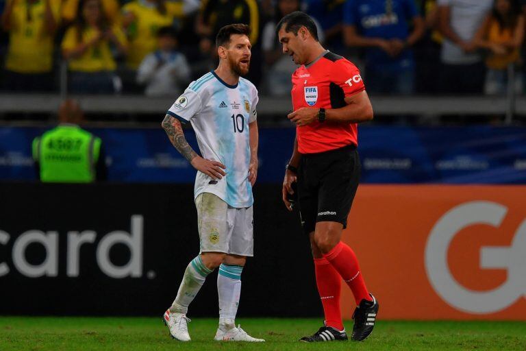 Messi habla con Zambrano durante el partido ante Brasil. Foto: AFP/Pedro Ugarte.