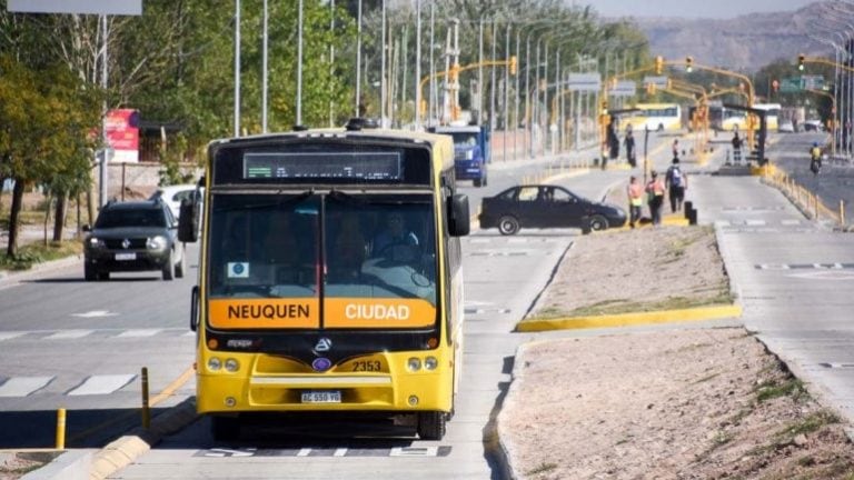 El Metrobus debutó con éxito en las calles neuquinas.