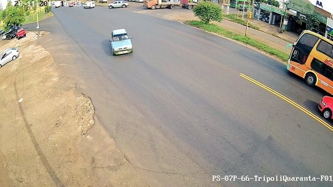 Posadas. Avenida Quaranta bajo vigilancia de cámaras. Dos de las cámaras colocadas leen las patentes de los autos que pasan por allí. (Twitter)