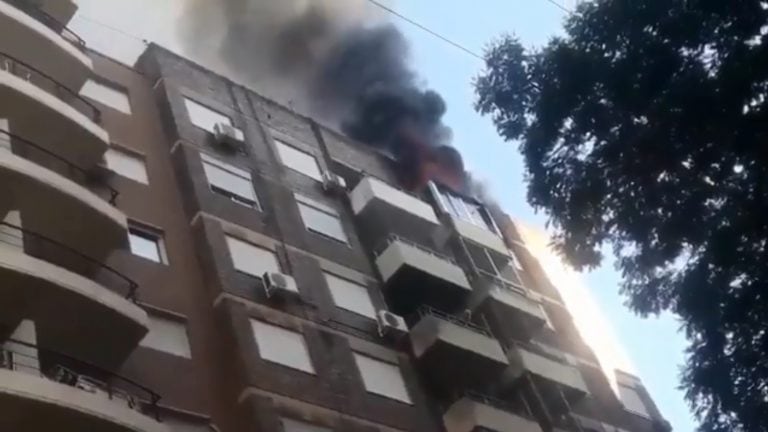 Las llamas se iniciaron en un departamento del noveno piso en una torre en Mitre al 1300. (radiofónica)