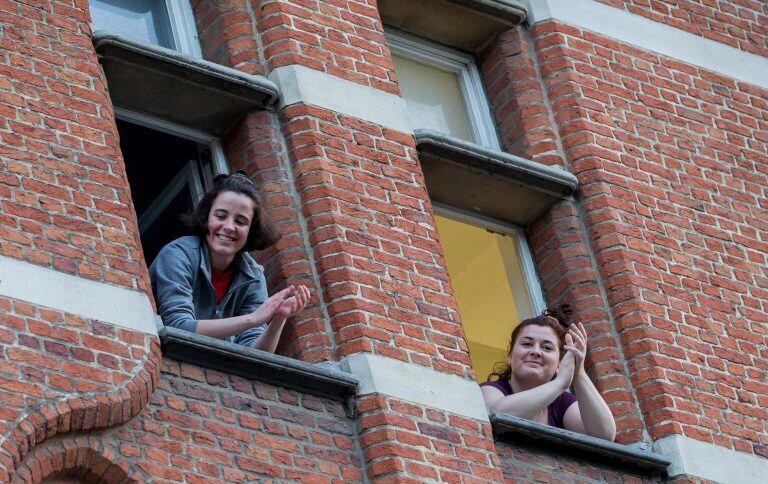 En Bélgica se lleva a cabo el tradicional aplauso al personal de la salud (Foto: EFE/EPA/STEPHANIE LECOCQ)