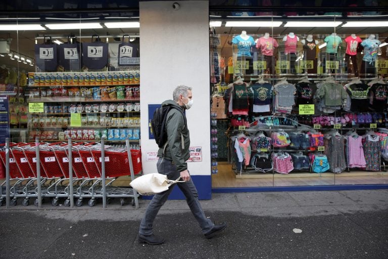 Los comercios esenciales continúan abiertos en Nueva York (REUTERS/Caitlin Ochs)