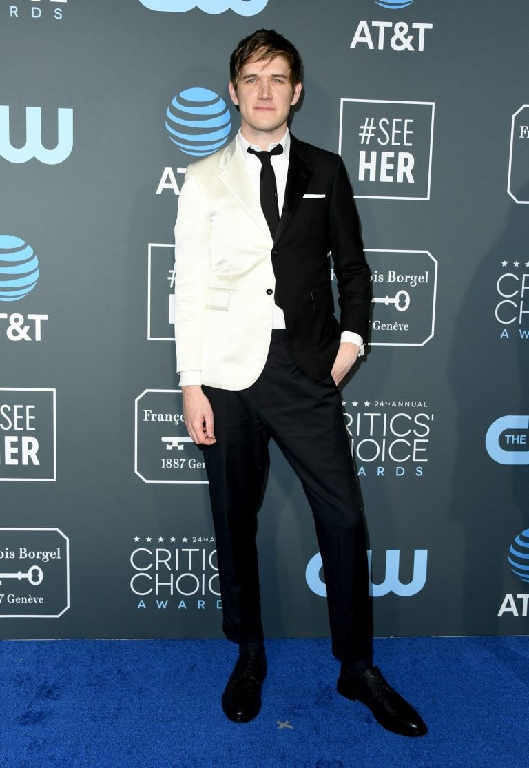 Bo Burnham posa en la alfombra azul de los Critics' Choice Awards. (Foto: Jon Kopaloff/Getty Images/AFP)