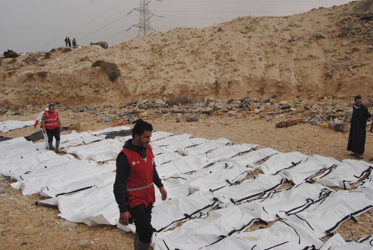 LIB08 AL ZAWIYA (LIBIA) 21/02/2017.- Fotografía facilitada por la Media Luna Roja libia que muestra a voluntarios durante las labores de retirada de docenas de cadáveres de refugiados que murieron ahogados y fueron arrastrados hasta la costa cerca de Al Z