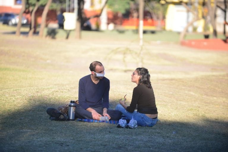 Otras de las actividades que no están autorizadas es compartir mate y otras bebidas, o hacer picnics.