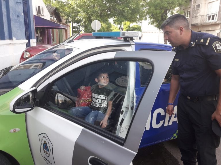 Máximo junto al Subcomisario Agustín Gerbaldo