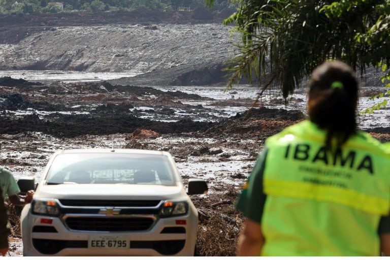 Miembros del Instituto Brasileño de Medio Ambiente y Recursos Naturales Renovables inspeccionan el lugar. (EFE)