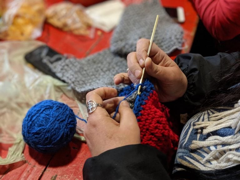 Un grupo de mujeres se acercó a las instalaciones de la escuela para participar de esta jornada solidaria.