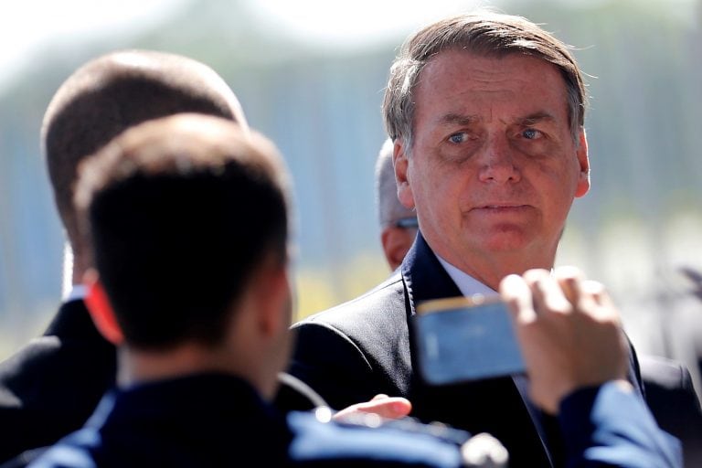 El presidente de Brasil, Jair Bolsonaro, observa mientras sale del Palacio Alvorada en Brasilia, Brasil, 4 de noviembre de 2019. Crédito: REUTERS / Adriano Machado.