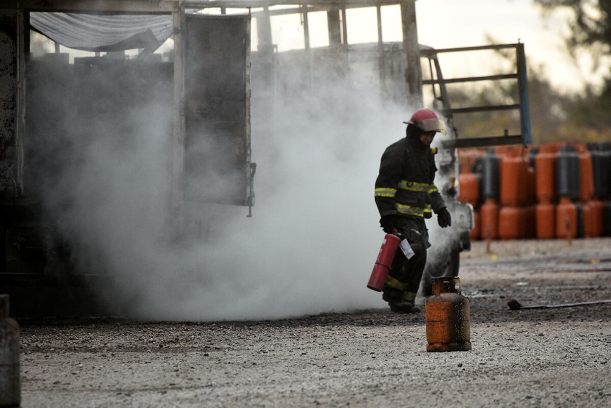 Controlaron el dramático incendio en una planta de gas de Córdoba: hay cinco heridos