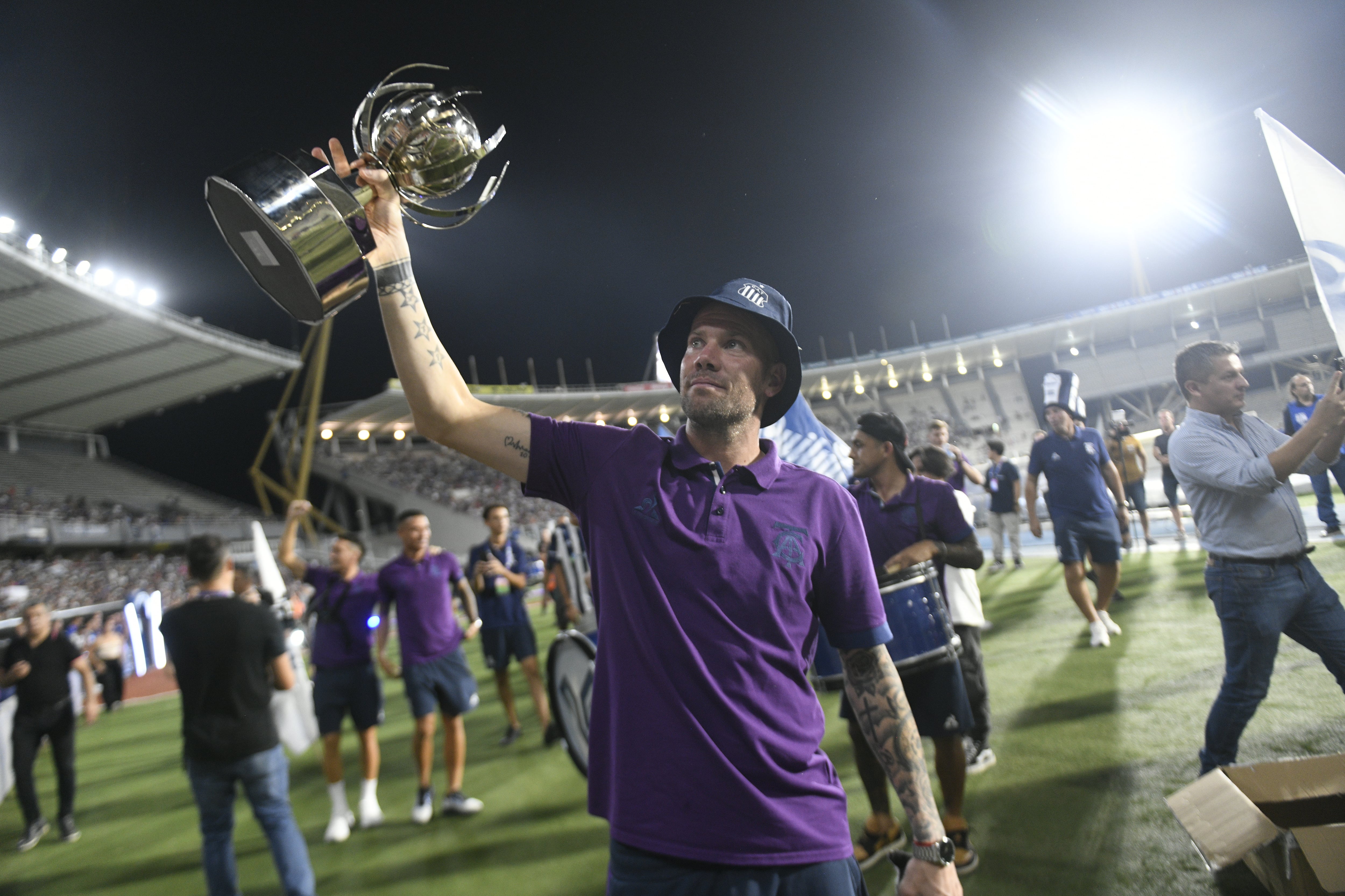 Talleres festejó en el Kempes con su hinchada la obtención de la Supercopa Internacional después de ganarle a River en Paraguay. Foto Javier Ferreyra