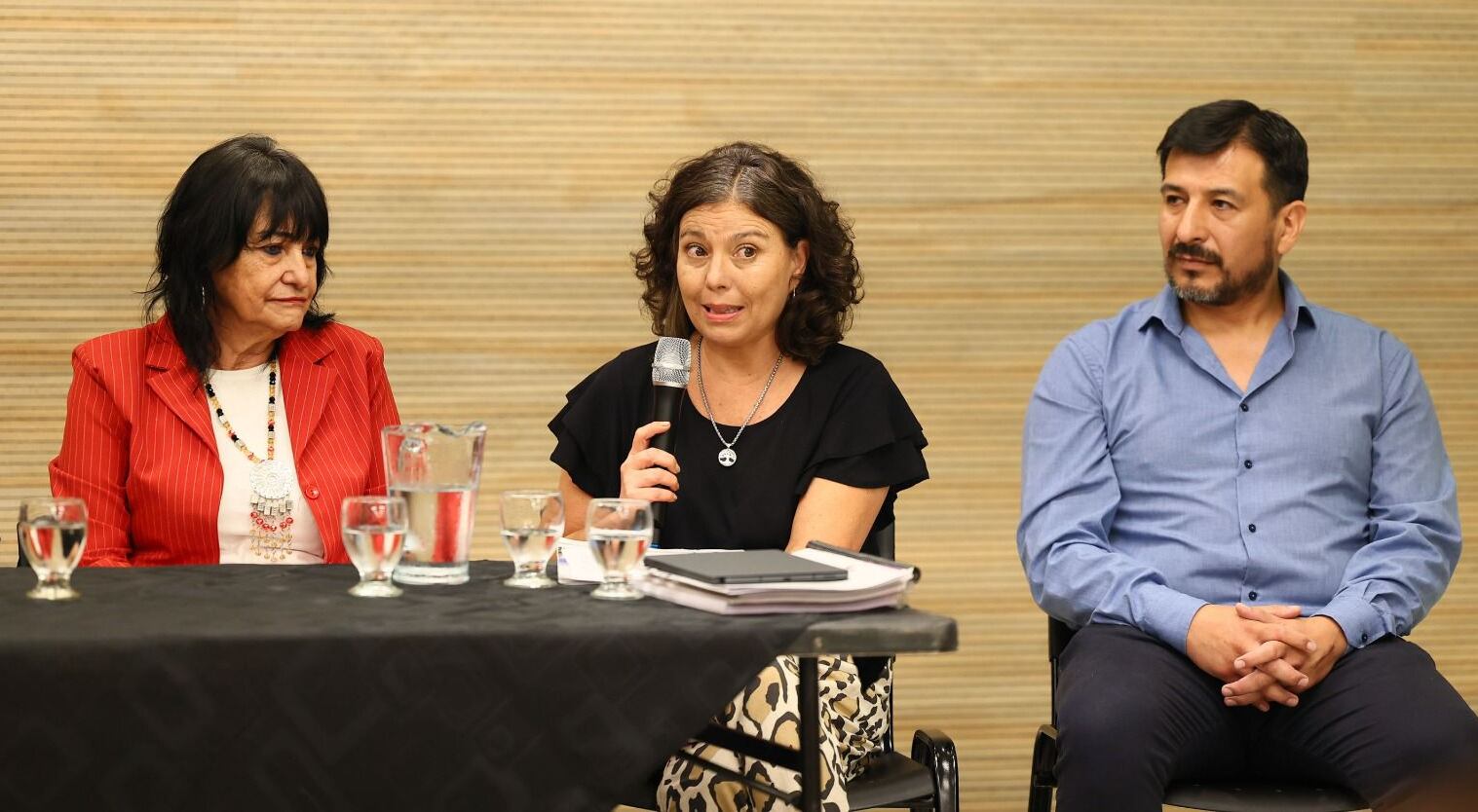 La ministra de Desarrollo Humano, Marta Russo Arriola (izq.); y la secretaria de Planeamiento Estratégico Educativo, Natalia García Goyena; en su intervención en la jornada en el Cabildo.