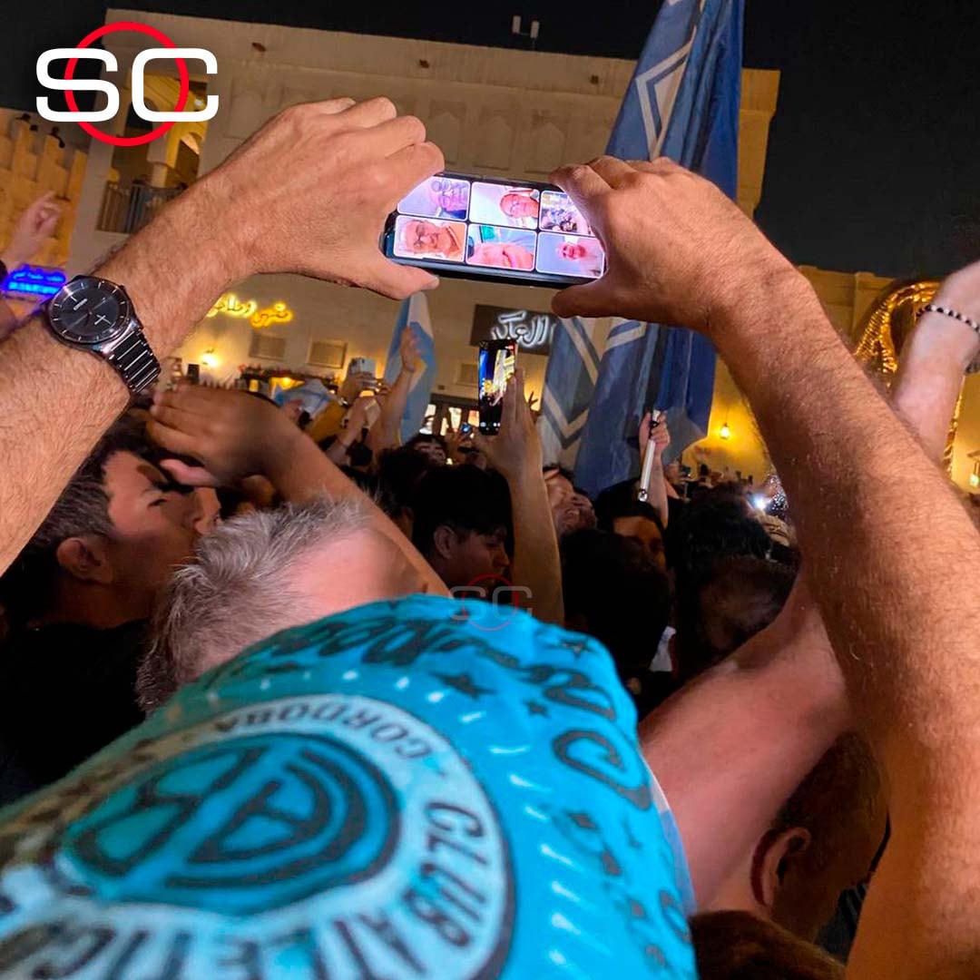 El hincha de Belgrano protagonista en el banderazo previo al duelo entre Argentina y Croacia.