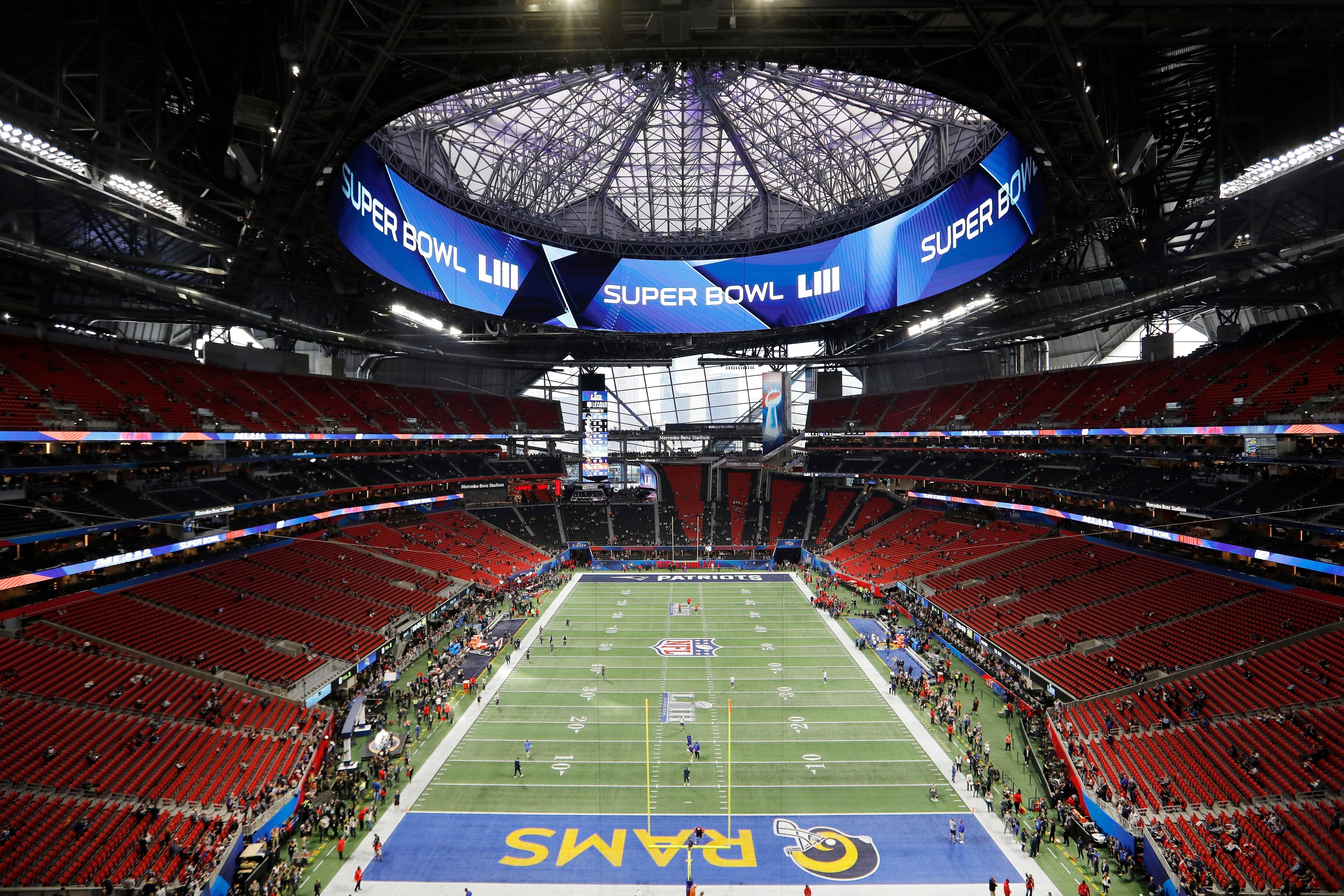 ARCHIVO - El Mercedes-Benz Stadium se prepara para el Super Bowl 53 entre los Rams de Los Ángeles y los Patriots de Nueva Inglaterra, el domingo 3 de febrero de 2019, en Atlanta. (AP Foto/David Goldman, Archivo)