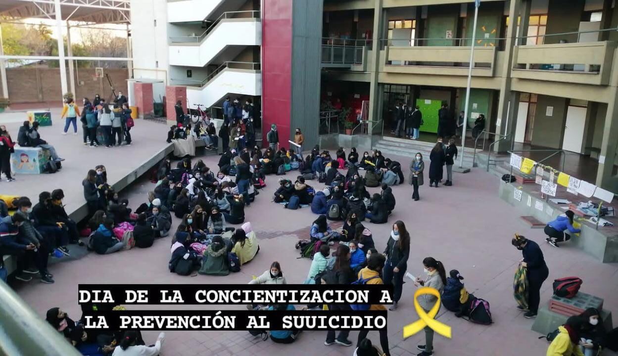 "Sentada" en el colegio del Magisterio.