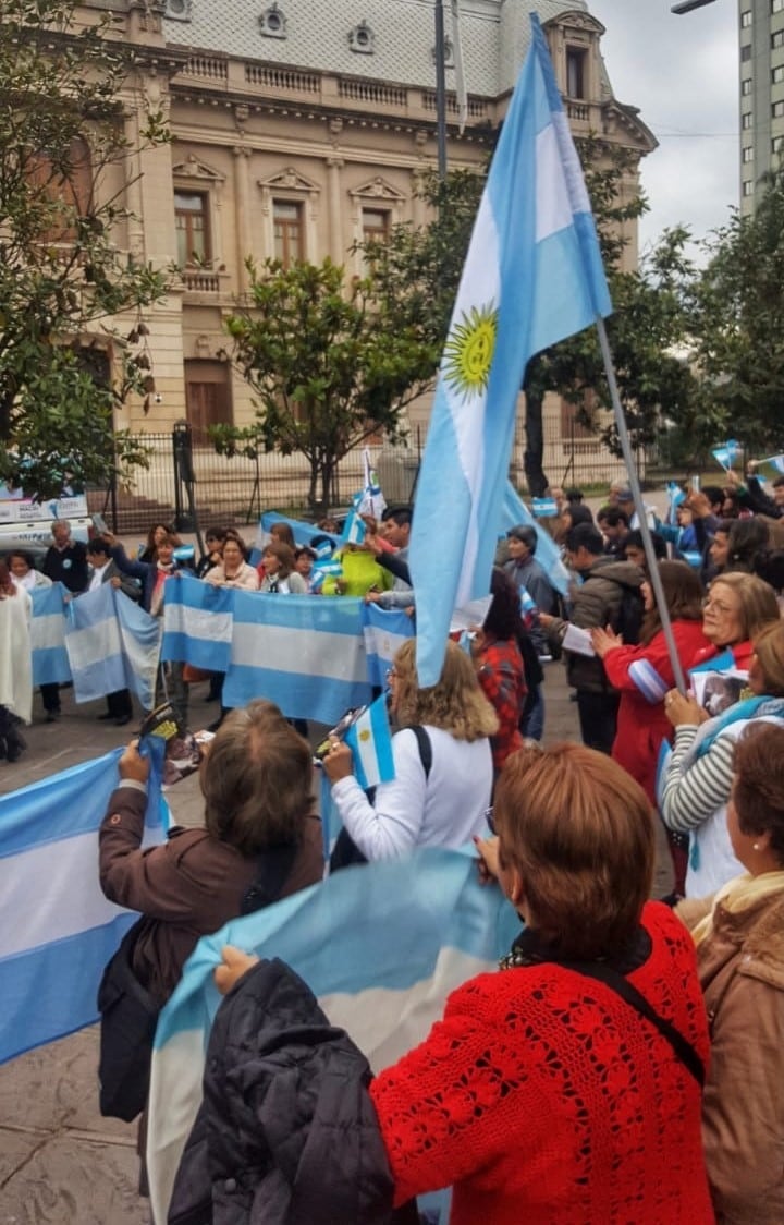 Hubo una concentración espontánea en la capital jujeña, en adhesión a la "Marcha del millón".