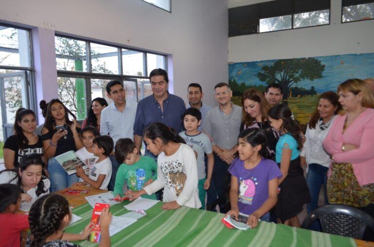 Jorge Capitanich presente durante el anuncio del apoyo escolar planeado para las escuelas locales (redacción Vía Resistencia).