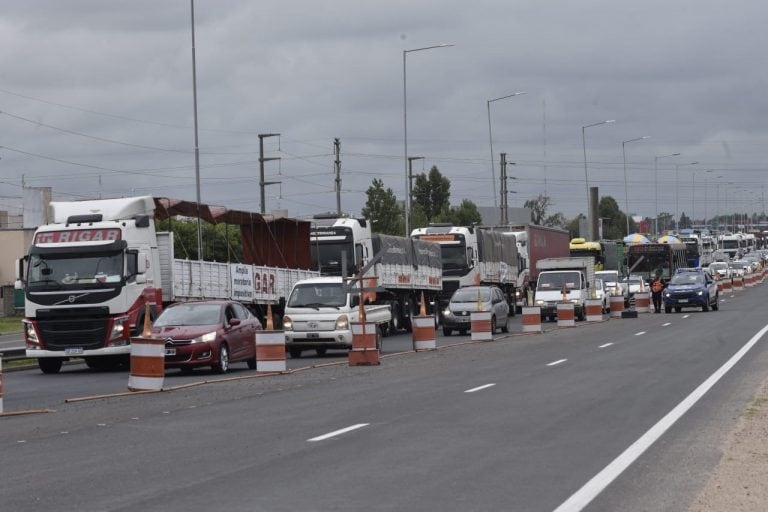 Protesta de transportistas en el acceso Sur de Córdoba.