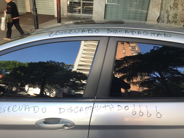 Automovilista estacionó en una zona reservada para discapacitados y una vecina reaccionó con un fibrón. (Vía Rosario)