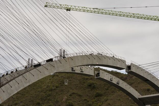 Se cerró el arco del puente que se construye sobre el lago San Roque.