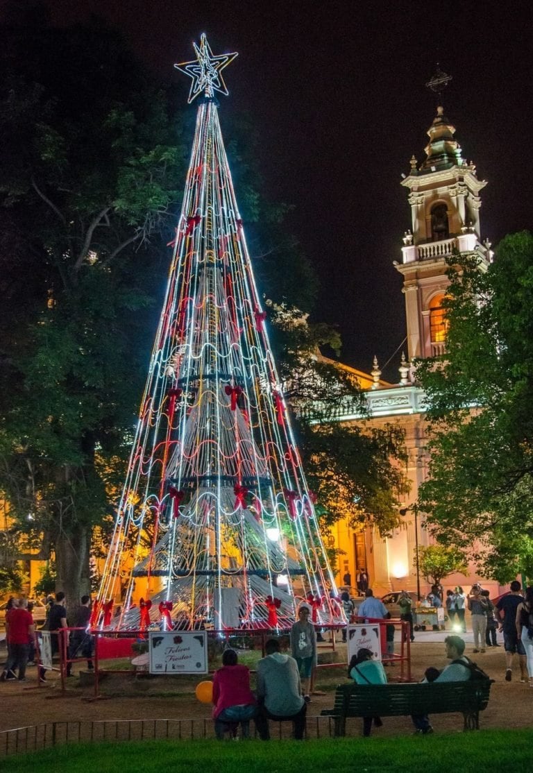 Arbolito de Navidad en la Plaza 9 de Julio (El Tribuno)