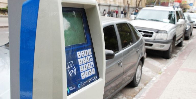 Sistema de estacionamiento medido y pago para Año Nuevo