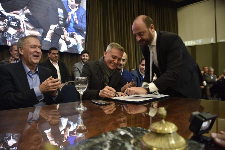 El gobernador Juan Schiaretti encabeza el acto de firma del Pacto Fiscal con la mayoría de las intendencias cordobesas.