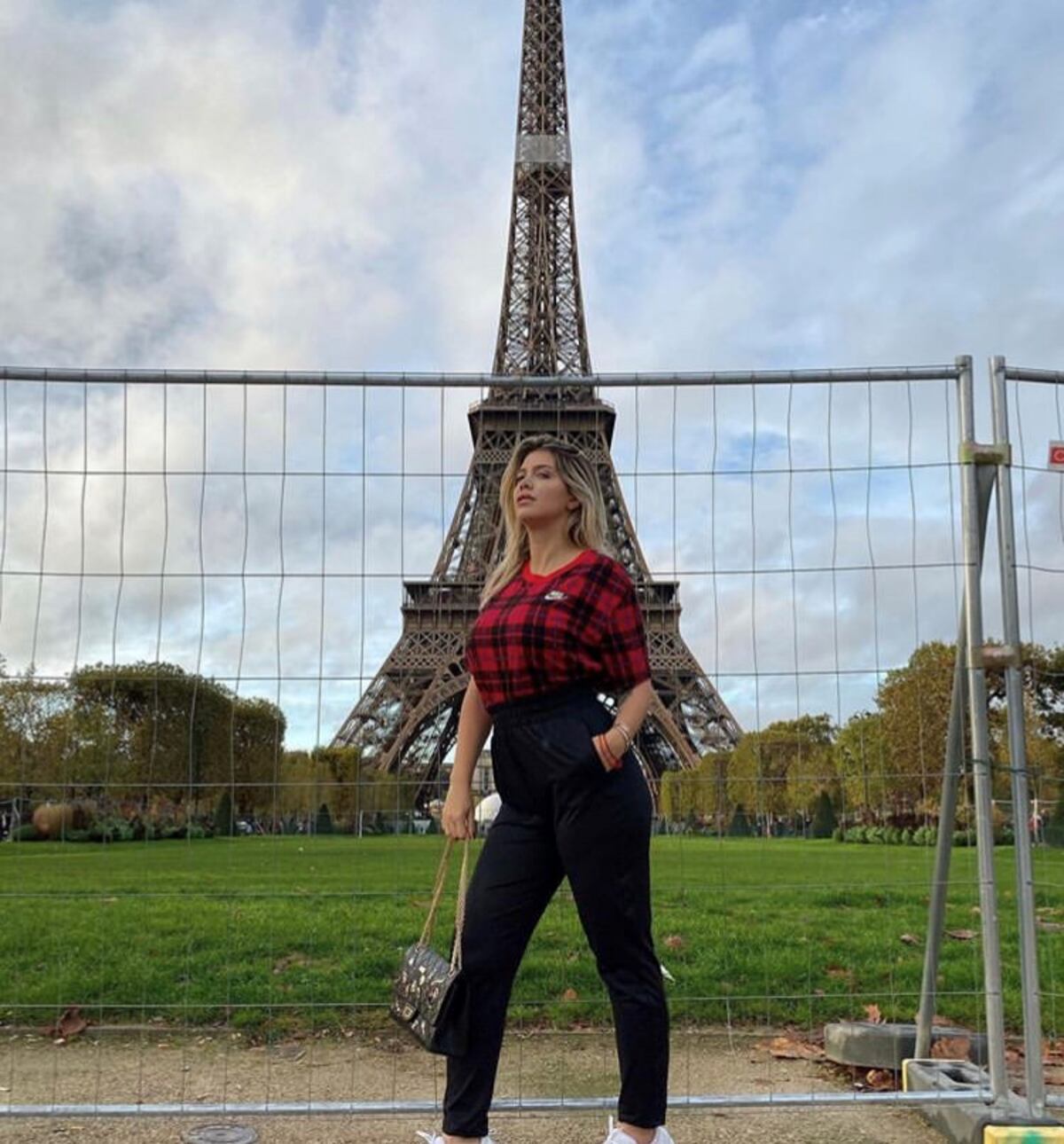 Wanda Nara posó sin maquillaje en la Torre Eiffel