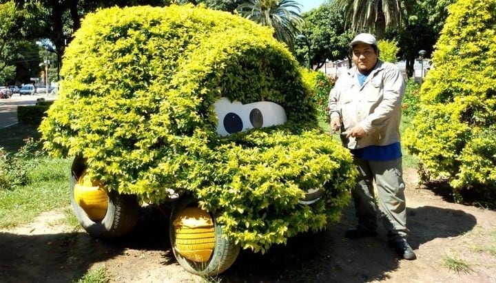 Adrián Fabián, el artista tropiario de la plaza San Martín en Tartagal. (El Tribuno)