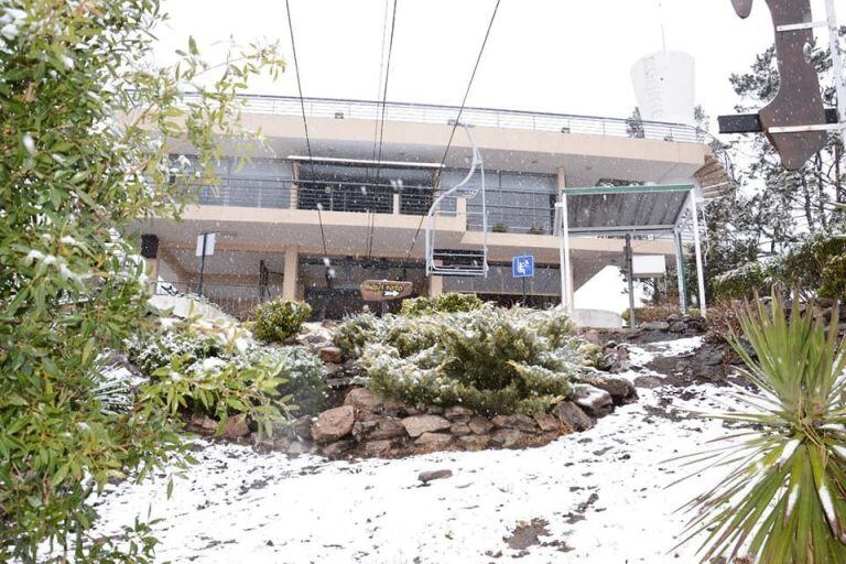 Así nevó este sábado en la Aerosilla de Carlos Paz