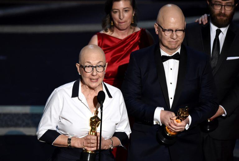 Julia Reichert y Steven Bognar reciben el premio a Mejor Documental. (Foto: AP)