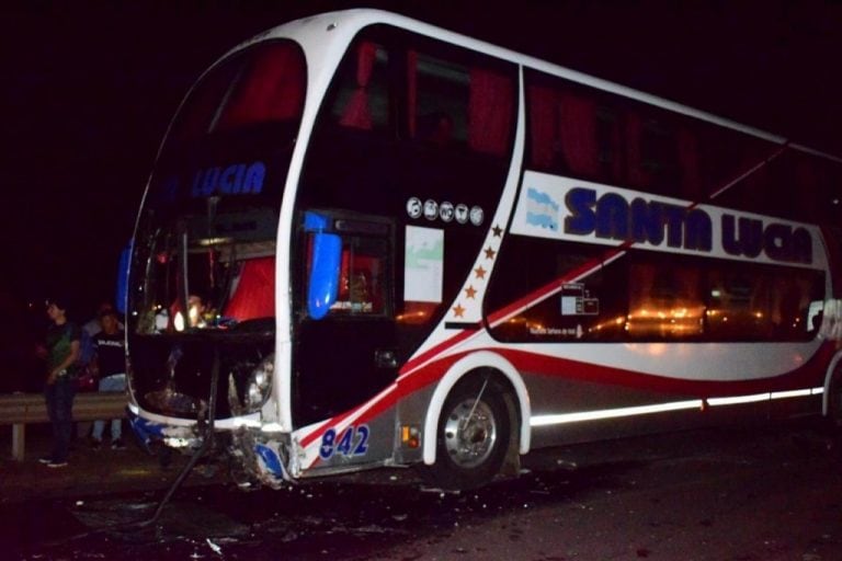 Los pasajeros resultaron con heridas leves tras el impacto. (Foto: tumercedes.com)