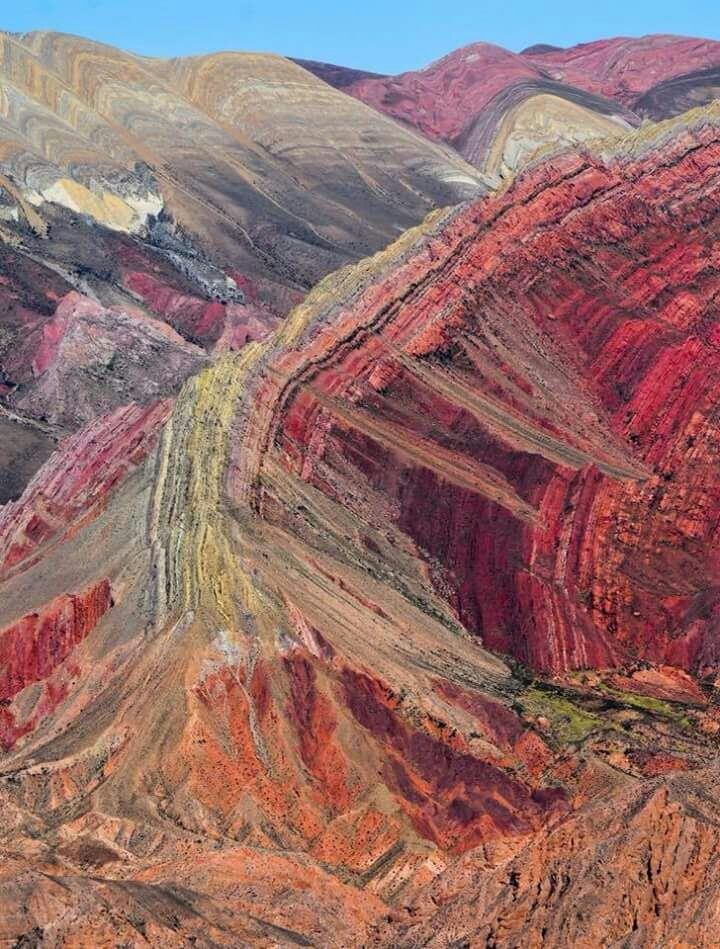 La Serranía del Hornocal es una formación geológica que se encuentra a 4.350 msnm, en la Quebrada de Humahuaca.