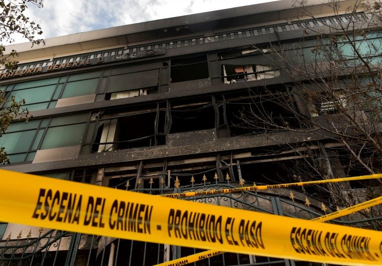 Una vista de como quedó el edificio gubernamental fiscal de Ecuador, la Controlaría General del Estado. Foto: RODRIGO BUENDIA/AFP.