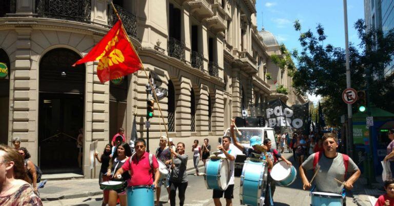 Organizaciones sociales marchan hacia la Legislatura