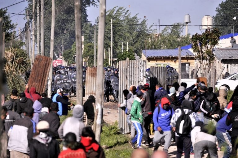 Balas de goma, corridas y detenidos durante el tenso desalojo de las tierras tomadas en la localidad bonaerense de Guernica. (Clarín)