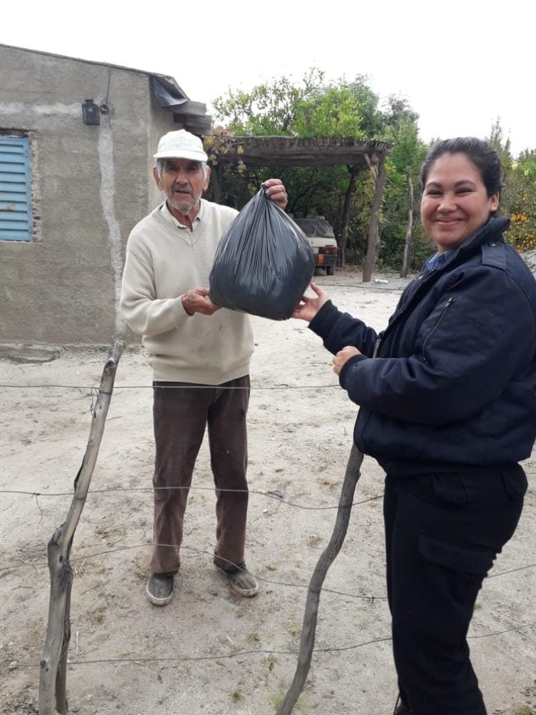 Policia de Pomán hace entrega de donaciones a pobladores de Sijan