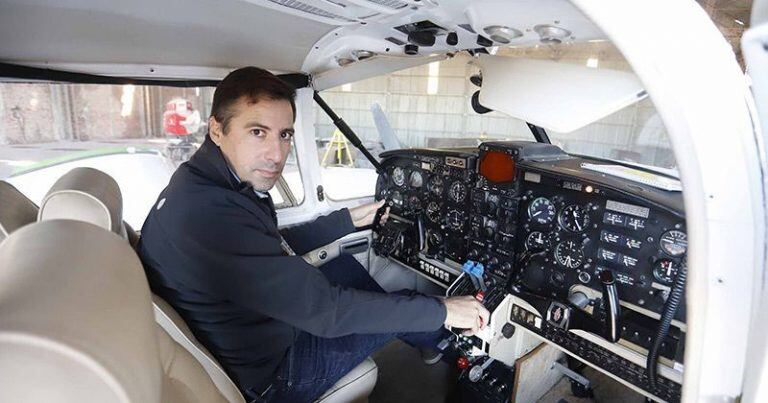 De chico siempre que pasaba un avión se imaginaba a él en los controles. Hoy puede vivirlo.