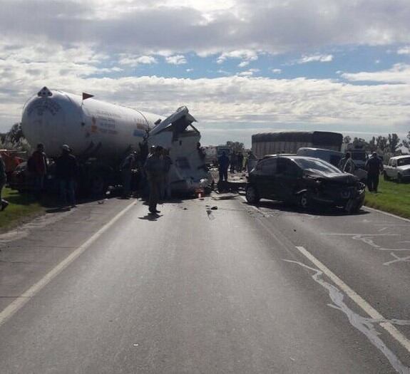 El siniestro vial en la autopsita Rosario-Santa Fe involucró a un camión y varios vehículos.