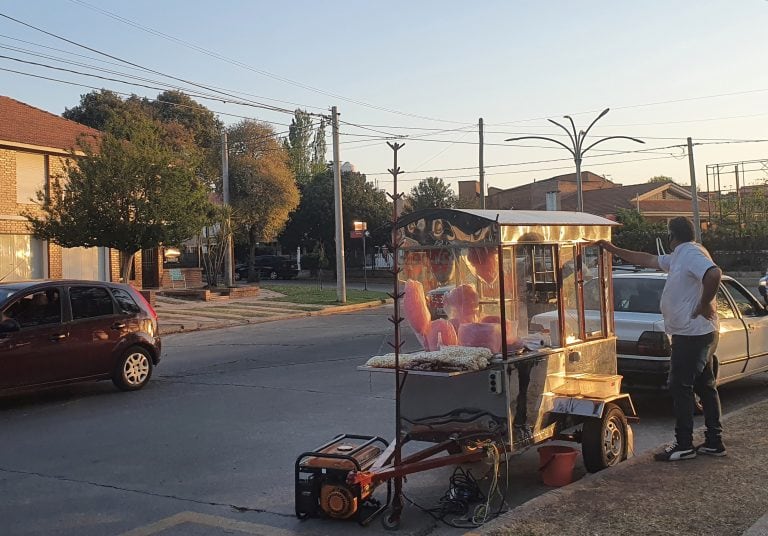 Los pralinés y algodones de azúcar, los clásicos de toda salida. (Foto: VíaCarlosPaz).