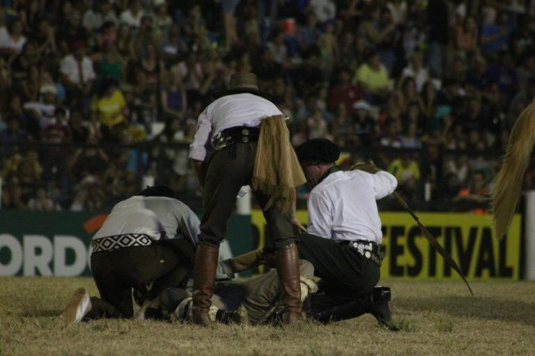 La secuencia completa del accidente que le costó la vida al jinete Norberto Cosutta en el Festival de Doma y Folclore de Jesús María.