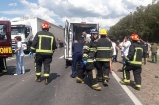 Los equipos de emergencia rescataron a algunas personas.