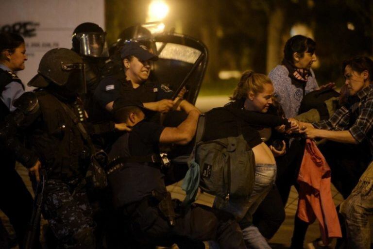 Represión en el Encuentro Nacional de Mujeres en Trelew.