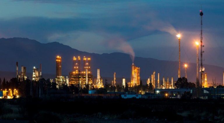 Refinería  de YPF en Luján de Cuyo, Mendoza.