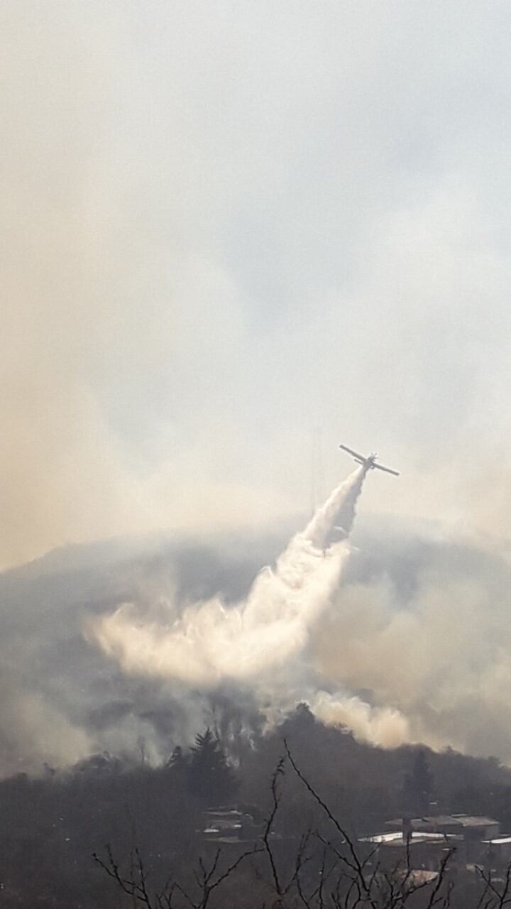 Incendio en la zona de La Calera este martes es combatido por Bomberos de Córdoba.