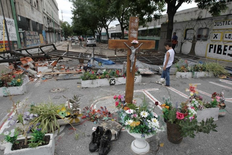 LA CALLE DEL BOLICHE CROMAÑÓN, EN EL BARRIO PORTEÑO DE ONCE, SE TRASFORMARÁ EN UN PASEO PEATONAL, DONDE SE COLOCARÁ UN PANEL CON LOS NOMBRES Y LAS FOTOS DE LAS 194 VÍCTIMAS MORTALES. (DYN)