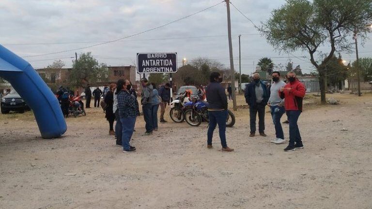 En la base de operaciones montada para la búsqueda estuvieron el jefe de Policía, Guillermo Corro, y el intendente de Palpalá, Rubén Rivarola, entre otras autoridades.