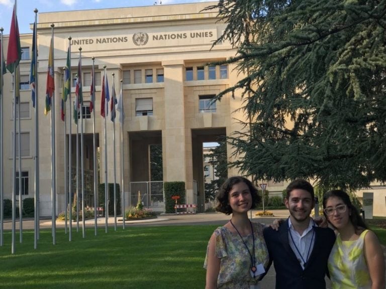 Magdalena Rochi y Ezequiel Steuermann, ganadores del concurso sobre derechos humanos de las ONU, con su entrenadora Katia Rosenblat (foto: Clarín)