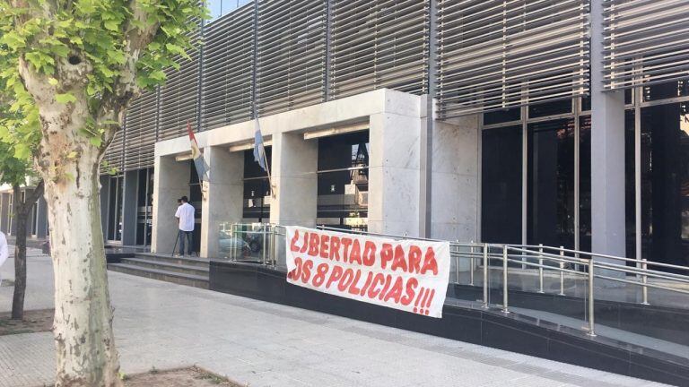 Los familiares dejaron expresada su voluntad de que queden en libertad los ocho policías de la Comisaría 3° de Sunchales acusados de torturas y encubrimiento\u002E Tendrán una oportunidad a finales de este mes\u002E (VíaRafaela)